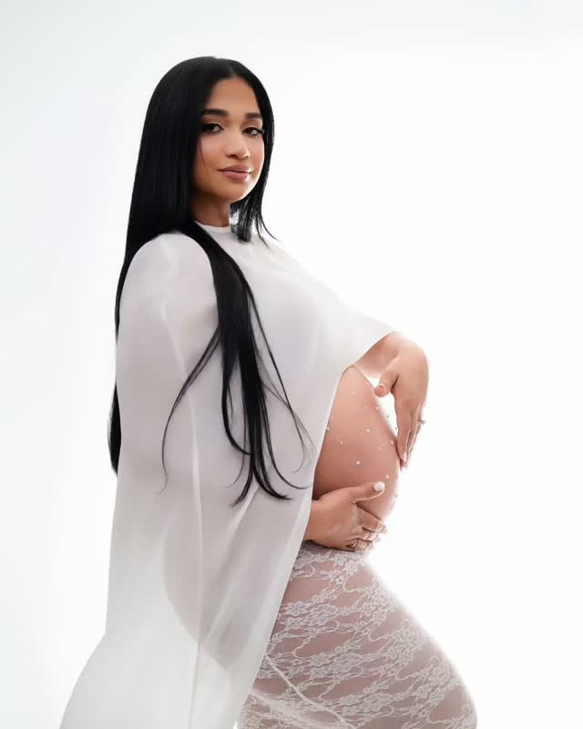 Amando cada detalle de esta sesión. La luz, el encaje, la elegancia de la futura mamá... ¡Una combinación perfecta!
.
Sesiones de maternidad en Cliffside Park NJ 
#maternityphotographynyc #maternityphotographynj #cliffsideparknj #maternityphotography #bergencountynj